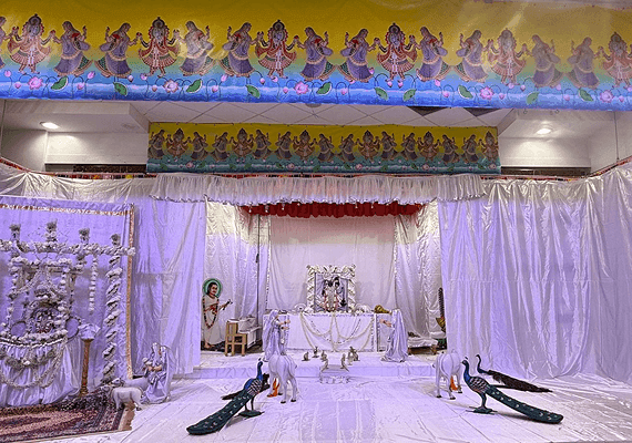 સફેદ ઘટા માં ફૂલ ના હિંડોળા